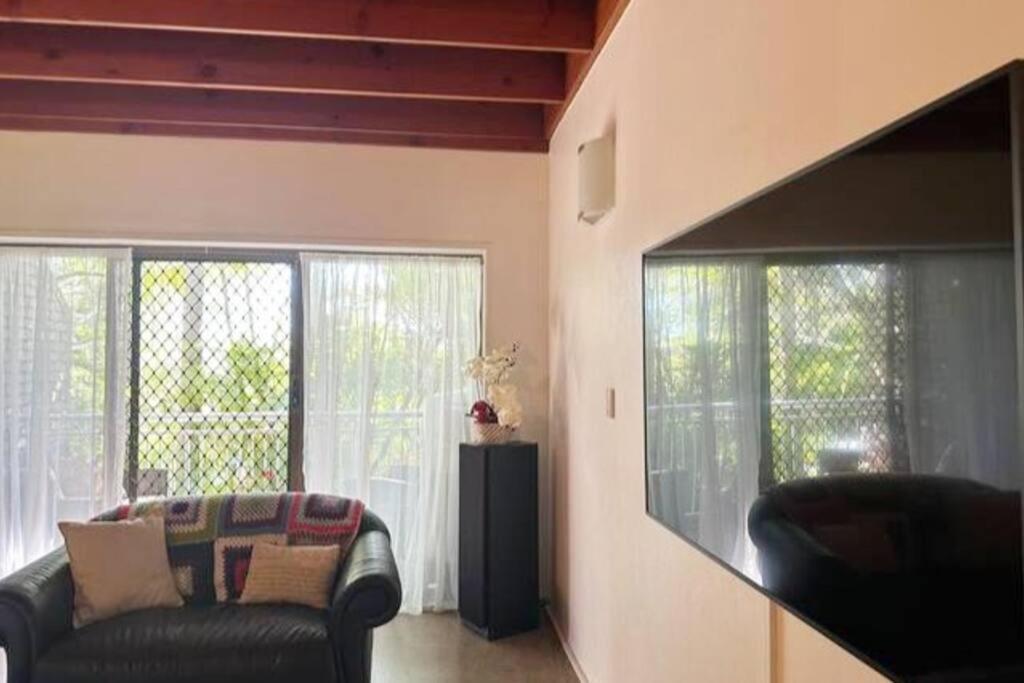 דירות Cool And Breezy Noosa Townhouse With Pool. מראה חיצוני תמונה