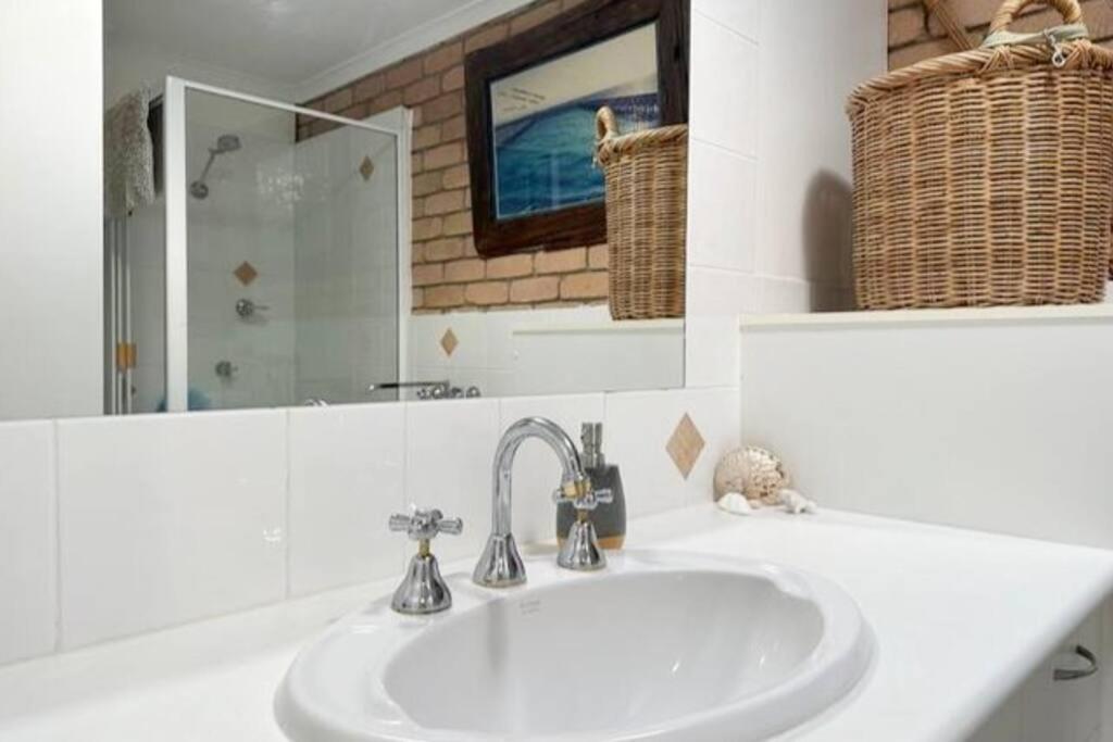 דירות Cool And Breezy Noosa Townhouse With Pool. מראה חיצוני תמונה